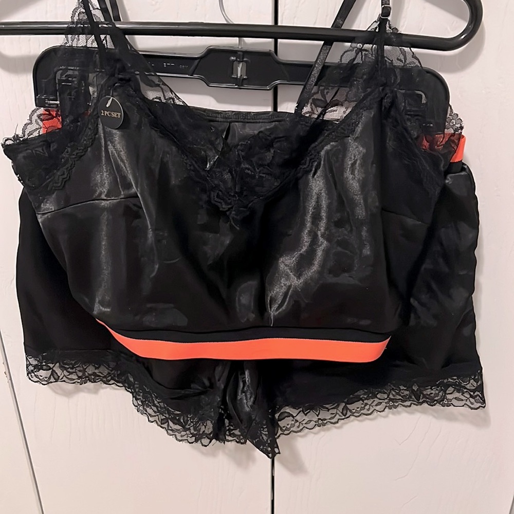 Sexy 2 piece lingerie set from Windsor. It is a medium and is black and pink.